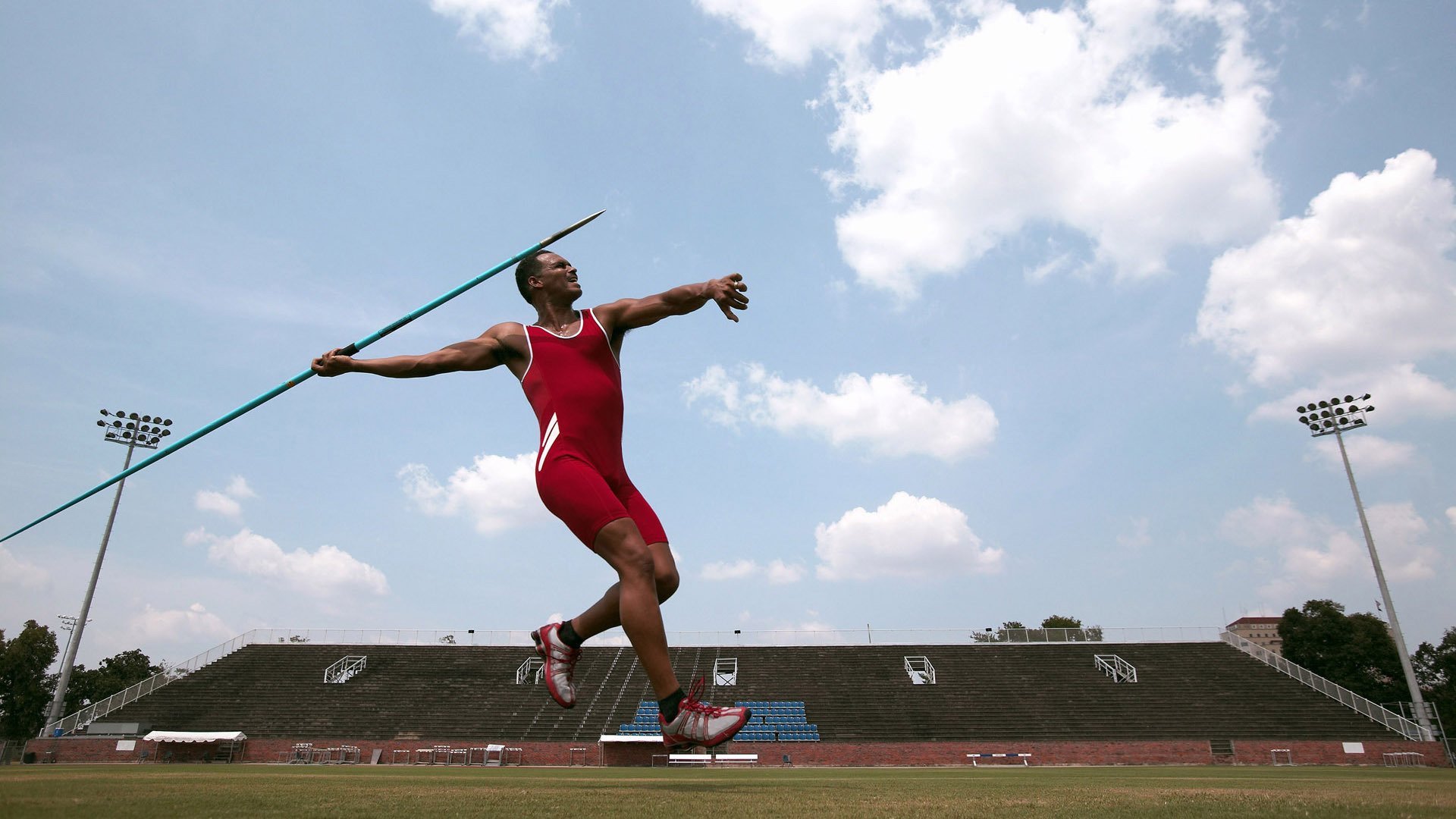 赛道与球场，极速逆转的双重奏